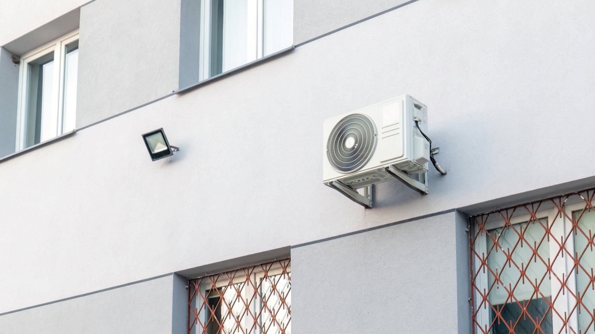Miért lehet drágább a klímaszerelés egy budapesti társasházban?